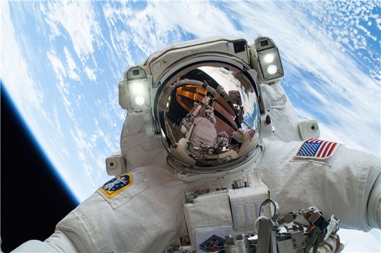 ▲우주유영을 끝내고 돌아온 우주비행사들은 베이컨 냄새가 나는 것으로 분석됐다.[사진제공=NASA]