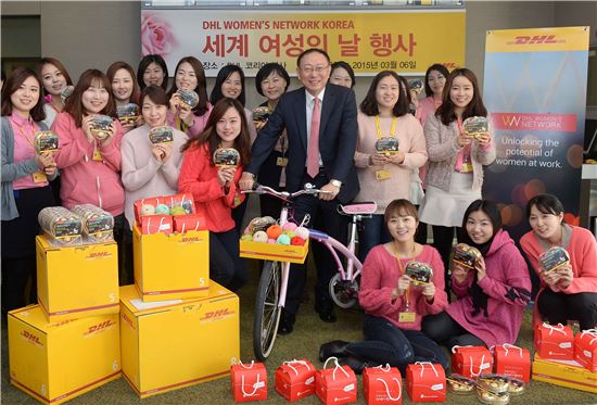 DHL코리아 '여성의 날' 기념 핑크 딜리버리 개최