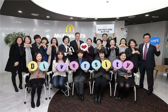 6일 한국맥도날드 본사에서 열린 '세계 여성의 날' 기념 임직원 행사에서 조 엘린저 한국맥도날드 대표이사(사진 두번째 줄 왼쪽에서 일곱번째)와 조주연 KWLN 회장(사진 두번째 줄 왼쪽에서 여섯번째)이 KWLN 멤버들과 함께 기념촬영을 하고 있다.