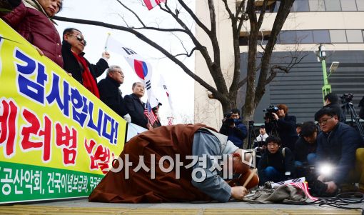 진중권 교수 "리퍼트 대사 쾌유 기원 공연, 섬뜩하고 쪽팔려"