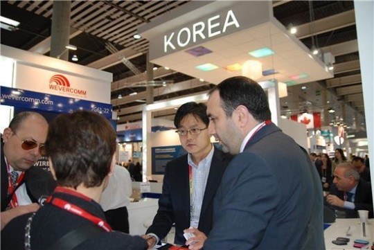 지난 2일(현지시간) 스페인 바르셀로나에서 열린 '모바일 월드 콩그레스(MWC) 2015'에 마련된 한국관에 참관객들이 방문해 제품에 대한 설명을 듣고 있다.