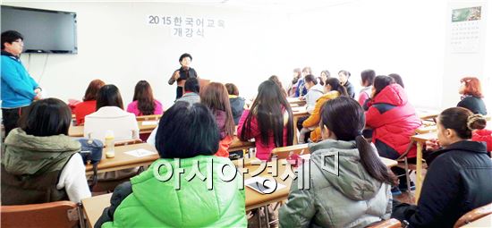 장흥군다문화가정센터(센터장 최선자)는 지난 5일 다문화가족지원센터 3층에서 다문화여성 30명이 참석한 가운데 ‘한국어교육’개강식을 가졌다.
