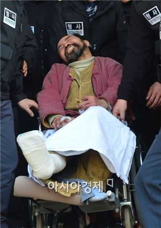 6일 오후 김기종 대표가 구속영장 실질심사를 위해 법원으로 이송되고 있다. 사진=아시아경제 DB