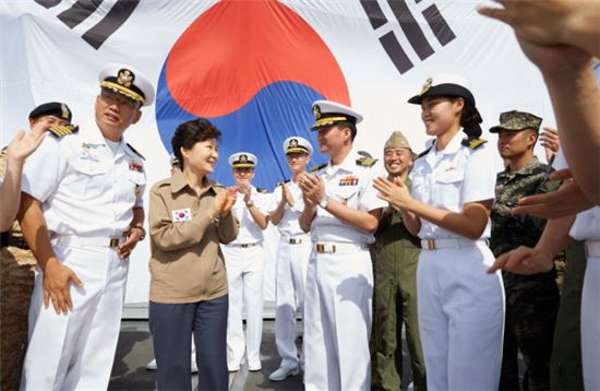 박근혜 대통령이 6일 오전(현지시간) 아랍에미리트 아부다비 자이드항에 정박중인 대조영함을 방문, 해군 청해부대 17진과 18진 장병들을 격려하고 있다.(사진제공 : 청와대)