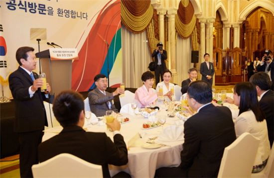 박근혜 대통령이 6일 오후(현지시간) 아랍에미리트 아부다비에서 열린 동포간담회에 참석하고 있다.(사진제공 : 청와대)