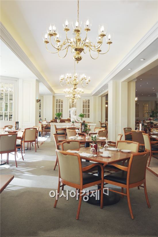 "봄을 입다"… 특급호텔 레스토랑 리뉴얼 바람