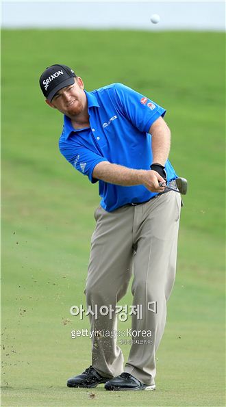 [캐딜락] 홈스, 선두 "5타나 여유 있어~"