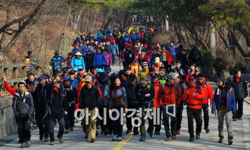 [포토]화창한 봄 날씨 속 등산하는 시민들