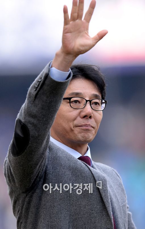 [포토]황선홍 감독, '시즌 첫 승 신고합니다'