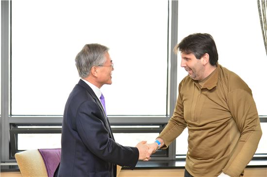 8일 리퍼트 주한 미국 대사를 병문안 온 문재인 대표[사진=연세 세브란스병원]