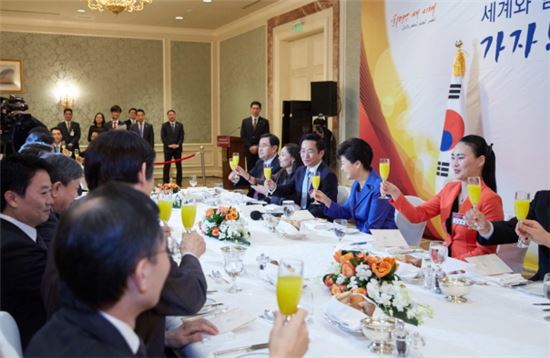 박근혜 대통령이 7일(현지시간) 카타르 도하의 한 호텔에서 열린 카타르 진출 경제인 오찬간담회에 참석해 건배하고 있다.(사진제공 : 청와대)