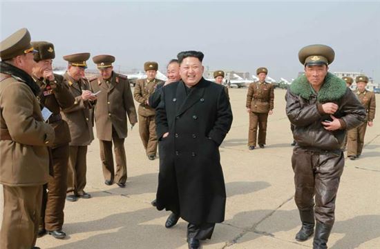 김정은 북한 국방위원회 제1위원장이 전용기를 타고 군 항공 및 반항공군 제1016부대를 시찰했다. (사진=노동신문)