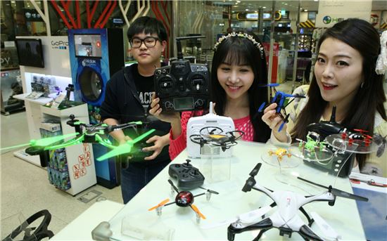 아이파크몰 헬셀 매장에서 직원들이 연습용 드론을 선보이고 있다. 최근 드론(drone)이 큰 관심을 모으며, 드론을 배우기 위한 ‘연습용 미니 드론’이 불티나게 팔리고 있다.

