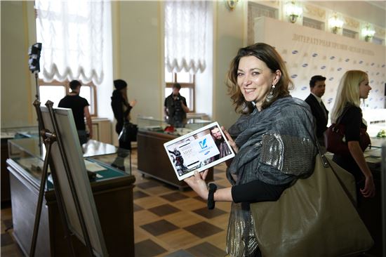 '제13회 톨스토이 문학상 계획 발표' 행사장에서 한 참석자가 Live Book 프로그램이 설치된 태블릿을 보며 웃고 있다. (사진제공 : 삼성전자)
