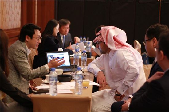 8일(현지시간) 카타르에서 개최된 '한-카타르 비즈니스 파트너십'에서 일대일 수출상담이 진행되고 있다.  
