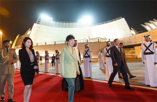 박근혜 대통령이 8일 오후(현지시간) 카타르 도하 하마드 국제공항에서 귀국행 전용기에 탑승하기 위해 이동하고 있다.(사진제공 : 청와대)