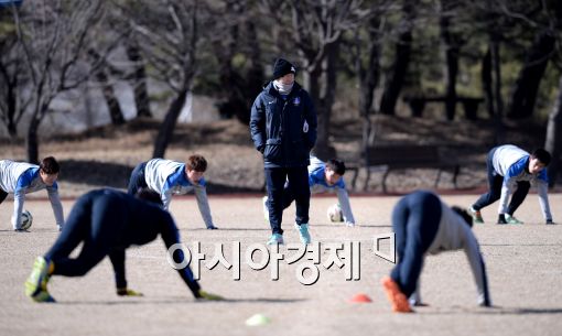 [포토]신태용 감독, '벌 세우는 거 아닙니다'