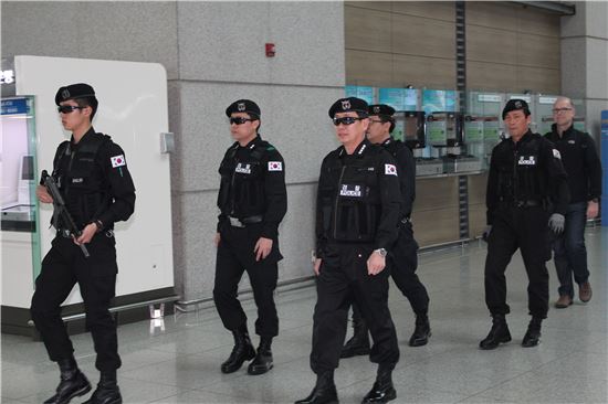 전진선 인천공항경찰대장이 기동대원들과 합동 근무하는 모습. 