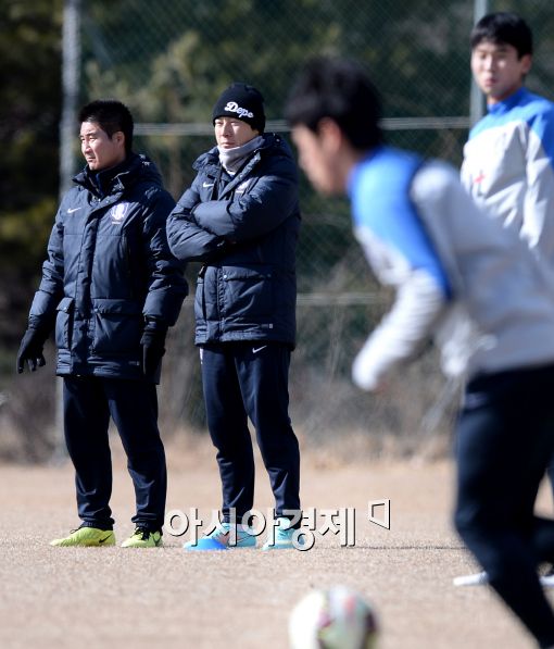 [포토]선수들 훈련 지켜보는 신태용 감독
