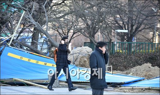 [포토]강풍에 무너진 안전펜스