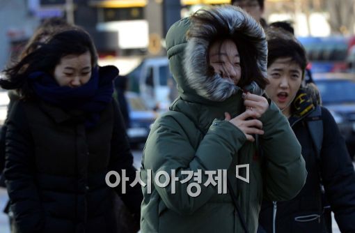 [오늘의 날씨] 출근길 '꽃샘추위', 낮부터 풀려…밤 눈·비소식