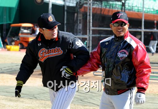 [포토]이종운 감독, '양 감독님, 함께 인터뷰하러 가시죠~'