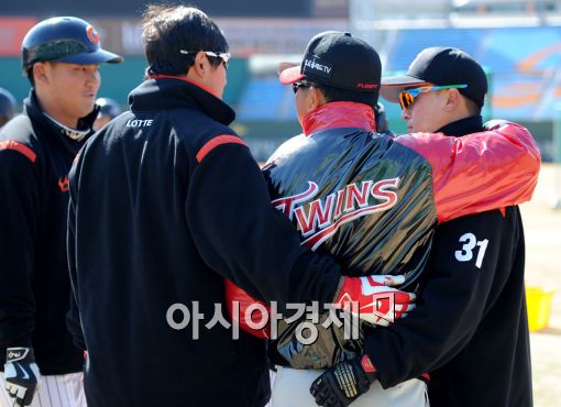 [포토]양상문 감독, 상대팀 선수들과 스스럼 없는 스킨쉽