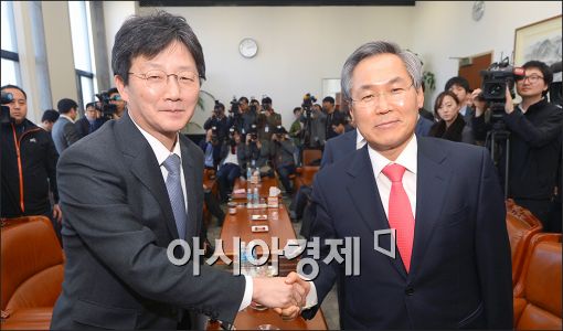 [포토]악수하는 유승민·우윤근