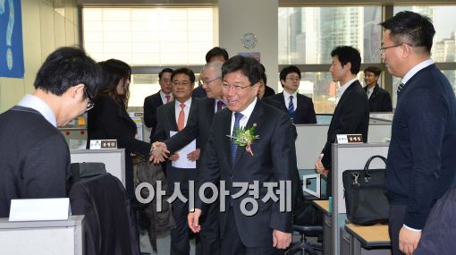 [포토]차이나데스크 둘러보는 윤상직 장관