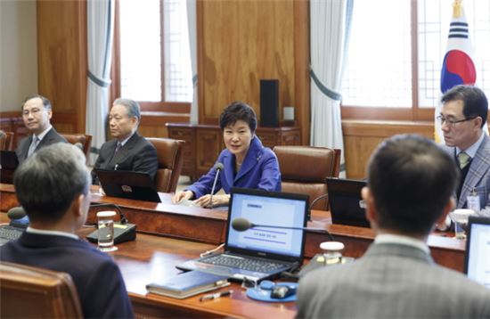 박근혜 대통령이 9일 청와대 수석비서관회의에서 특별보좌관, 수석비서관들과 회의하고 있다. (사진제공 : 청와대)