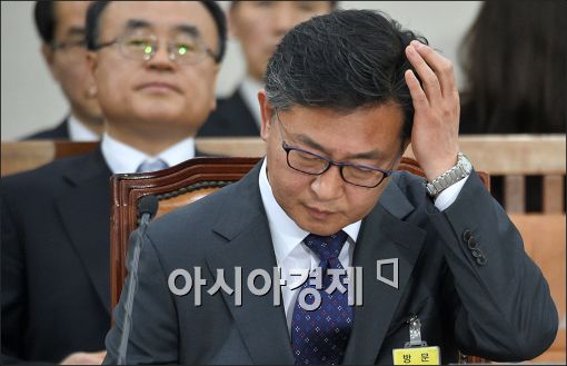 [포토]홍용표 후보자, '골치 아프네'