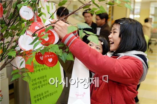 광주시 광산구(구청장 민형배)가 비아5일시장이 열리는 16일 주민들과 폭 넓고, 속 깊은 소통을 위해 ‘현장민원실’을 연다. 
