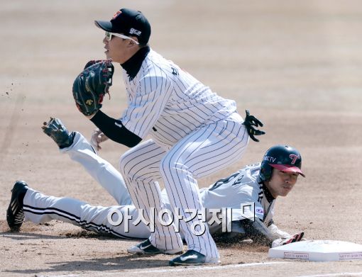 [포토]김용의, '견제에 당할 순 없지'
