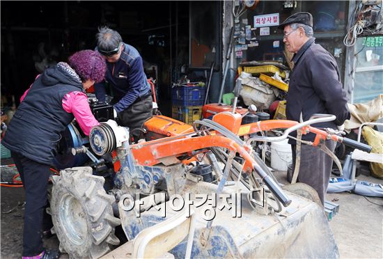 [포토]봄을 일구러 나서는 경운기
