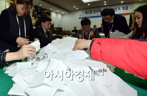 [포토]제1회 전국동시조합장 선거....분주한 개표사무원들