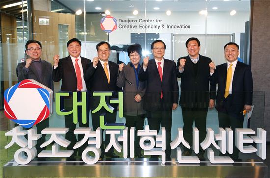 최경수 한국거래소 이사장(오른쪽 세번째)이 지난 11일 대전 창조경제혁신센터에서 거래소 , 스타트업 관계자들과 간담회를 갖기에 앞서 화이팅을 외치고 있다.