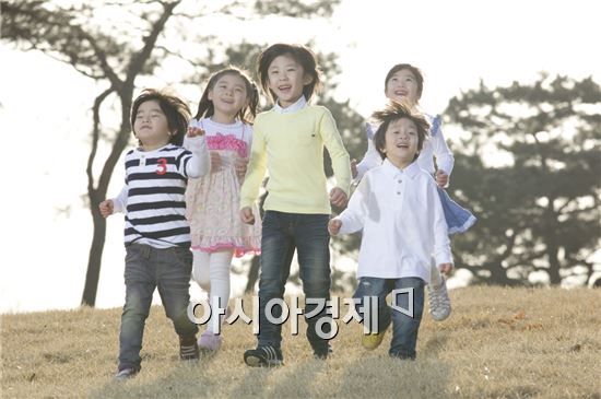 유니클로, 2.9억원 상당 키즈의류 기부