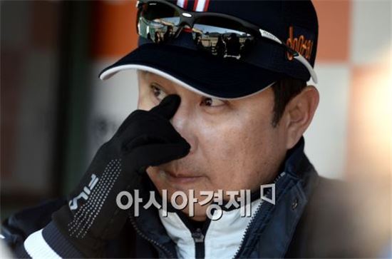 김태형 감독 "젊은 선수들 자신 있게 플레이해야"