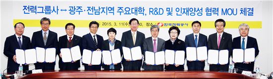  7개 대학과 4개 전력그룹사는 11일  전남 나주시 혁신도시 내 한전본사에서 ‘R&D 및 인재양성 협력 협약’을 체결했다.
