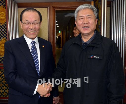 [포토]악수하는 황우여-김동만