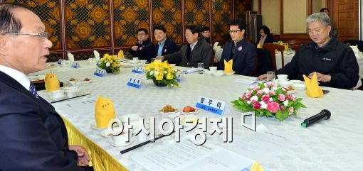 [포토]대화 나누는 황우여-김동만