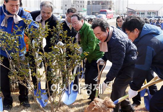 이낙연 도지사와 강인규 나주시장, 최외근 한전KPS(주) 사장 등이11일 나주 빛가람혁신도시 내 완충녹지에서 나무심기를 하고 있다. 한전KPS, 전남도청, 숲속의전남협의회 등 600여명이 참석해 팽나무, 이팝나무, 가시나무와 애기동백 등 2천여 그루의 나무를 심었다.  사진제공=전남도
