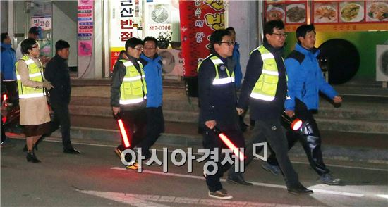 김성 장흥군수, 자율방범대원 활약