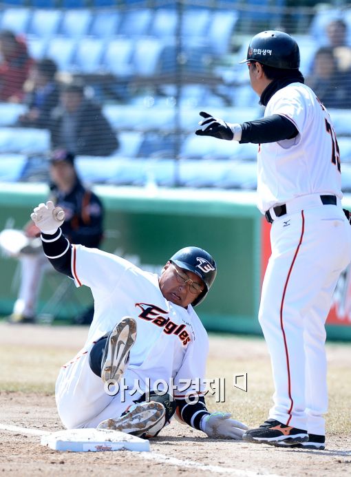 [포토]베이스 러닝 중 부상으로 쓰러지는 조인성