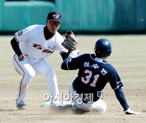 [포토]권용관, '정수빈 도루 잡았다!'