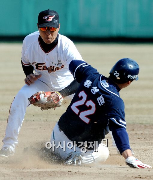 [포토]권용관, '도루 두 번은 못 주지~'