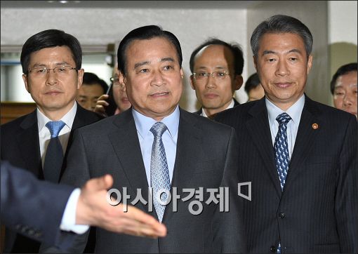 [포토]회견장 들어서는 이완구 총리