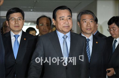 이완구 취임 한달, '부패척결'로 날다