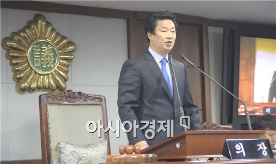 김병권 순천시의회 의장이 폐회사를 하고있다.