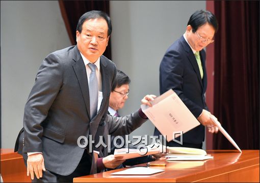 [포토]일어나는 김충호 현대차 사장